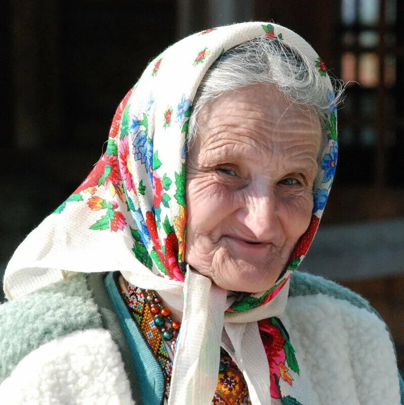 Бабка. Пожилая женщина в платке. Старушка смеется. Лицо бабушки.