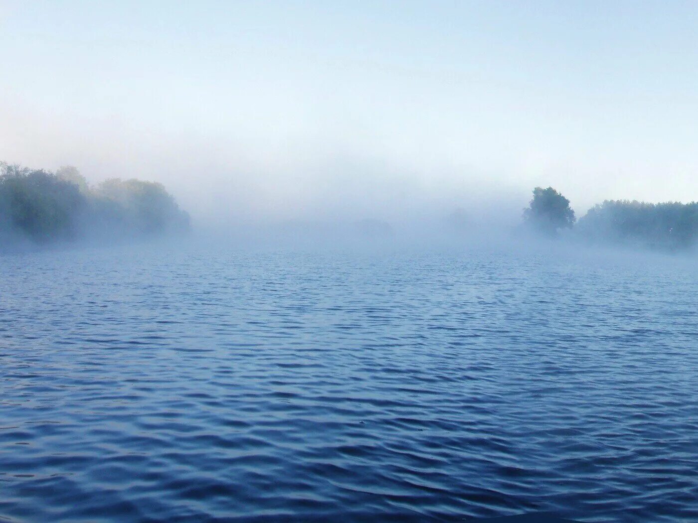 Озеро Леушинский туман. Туман над водой. Морской туман. Туман на воде. В тумане есть вода