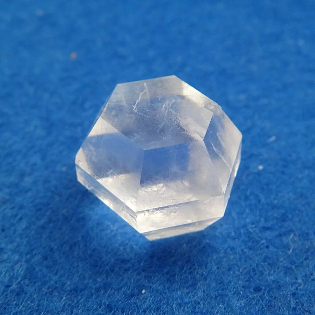 Монокристалл рисунок. Кристаллы с гексагональной сингонией. Минерал Алмаз октаэдр. Монокристаллы CVD. Кристаллы поваренной соли.