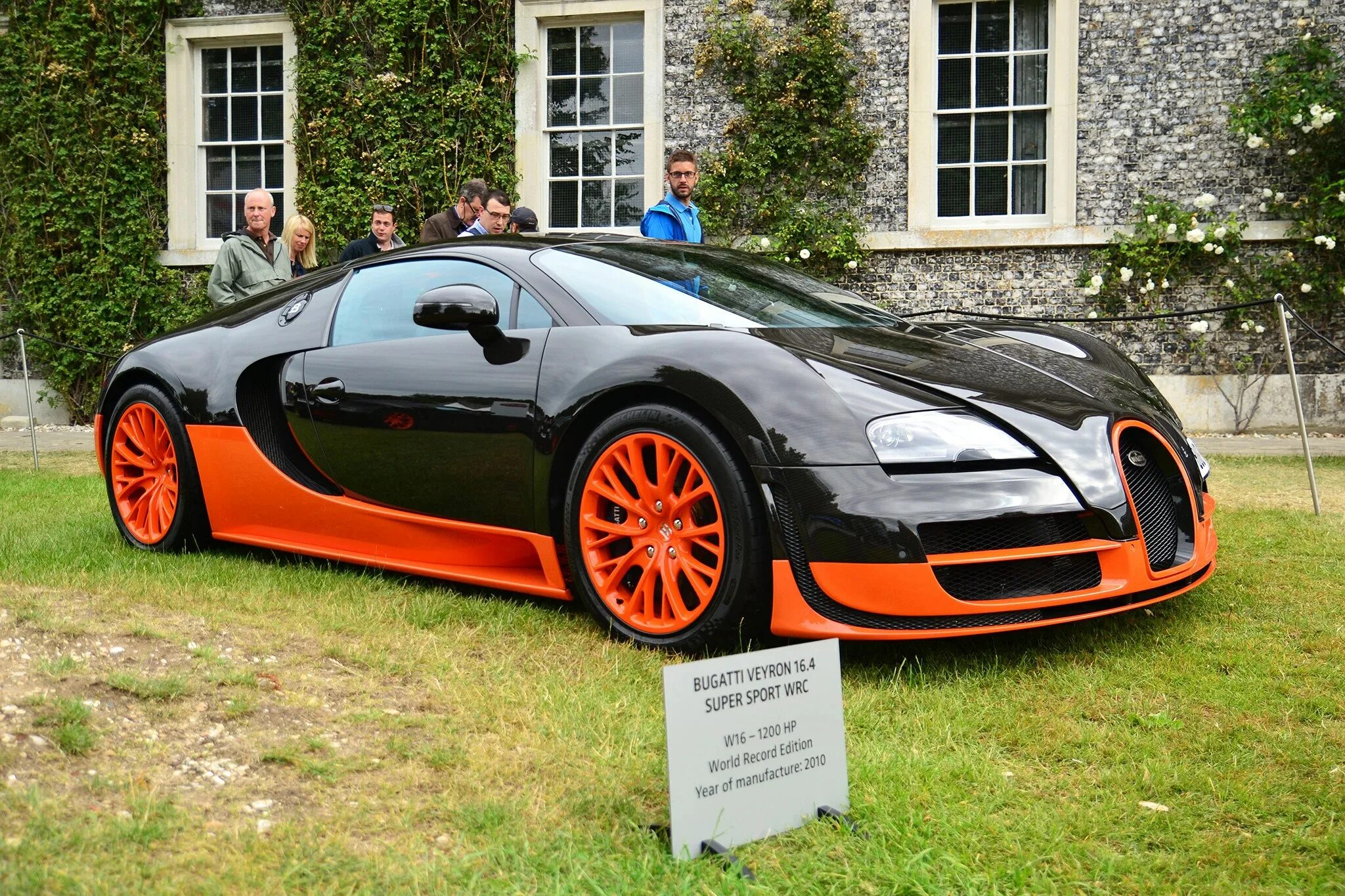 Дешевые быстрые машины. Бугатти Вейрон 16 4 super Sport. Bugatti Veyron super Sport 2017. Bugatti Veyron super Sports. Bugatti Veyron Price.