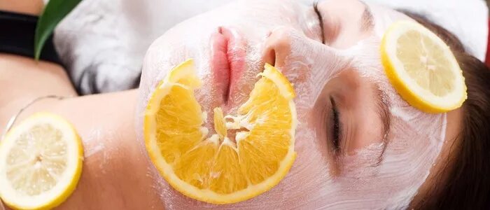 Фруктовая маска. Пилинг лица лимоном. Лимонный сок для кожи. Пилинг лица лимоном. Лимон с лицом.