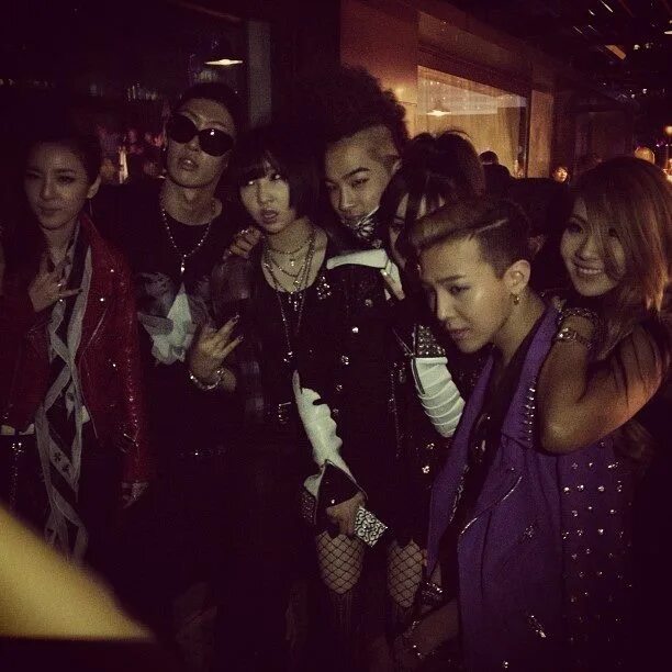 Big bang 1. G-Dragon 2ne1. Группа 2ne1 и BIGBANG. Big Bang and 2ne1 Selfi Top. Taeyang и Джи драгон.