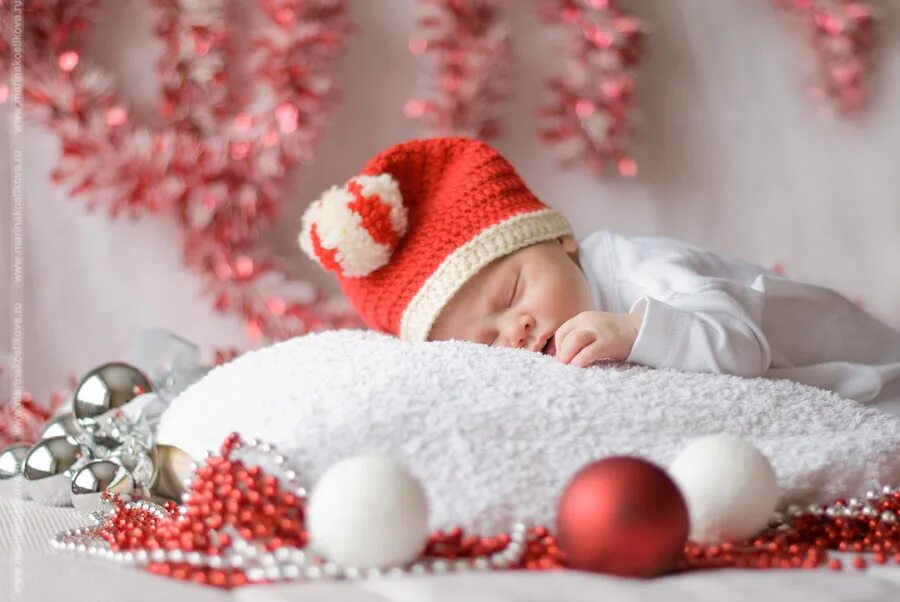 младенец под елкой. фотосессия на новый год для младенца. младенец под елочкой. малыш под елкой. новорожденному год.