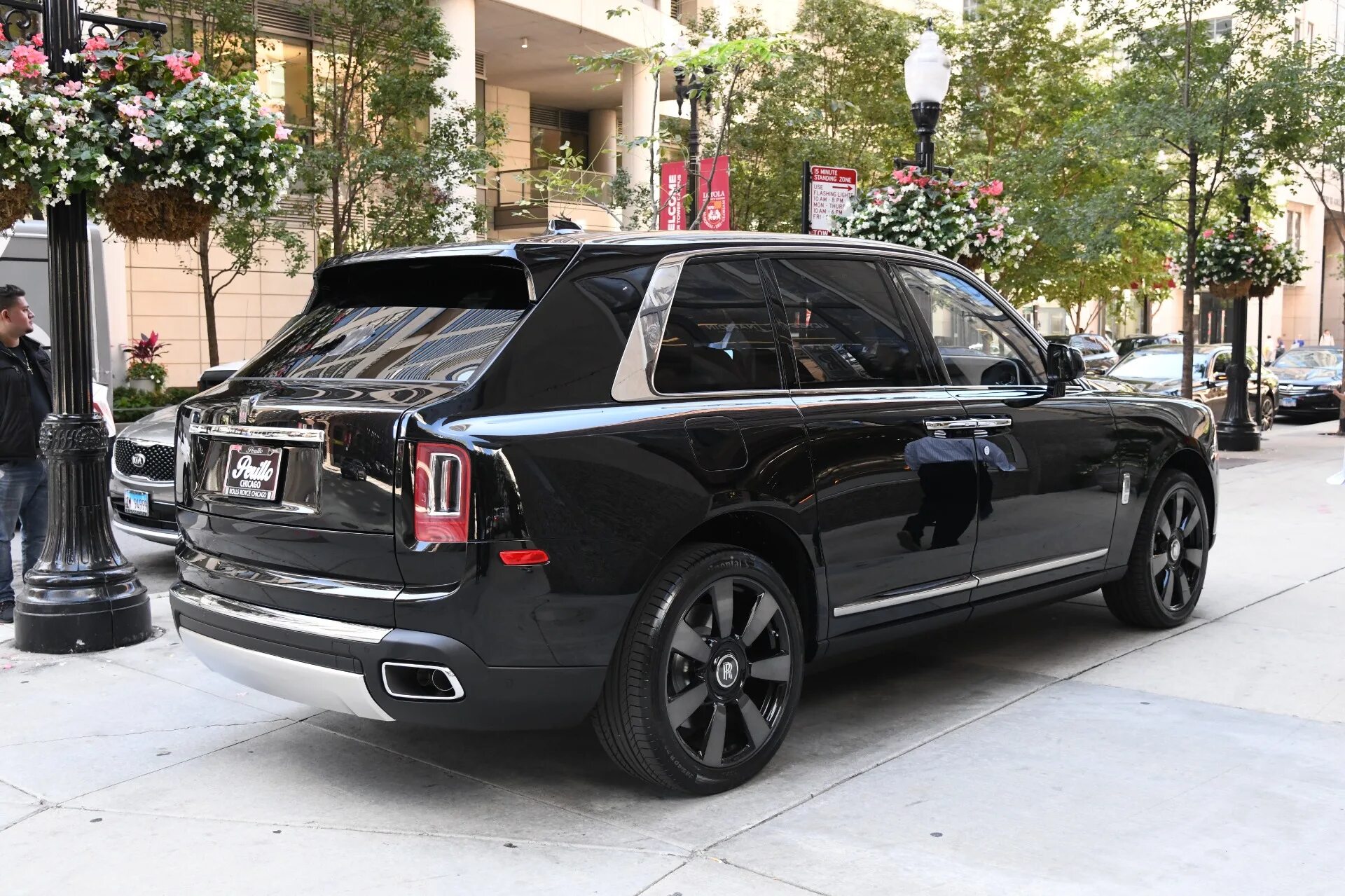 Rolls cullinan цена. Роллс Ройс Куллинан 2022. Rolls-Royce Куллинан 2020. Роллс Ройс 2020. Роллс Ройс Каллен.