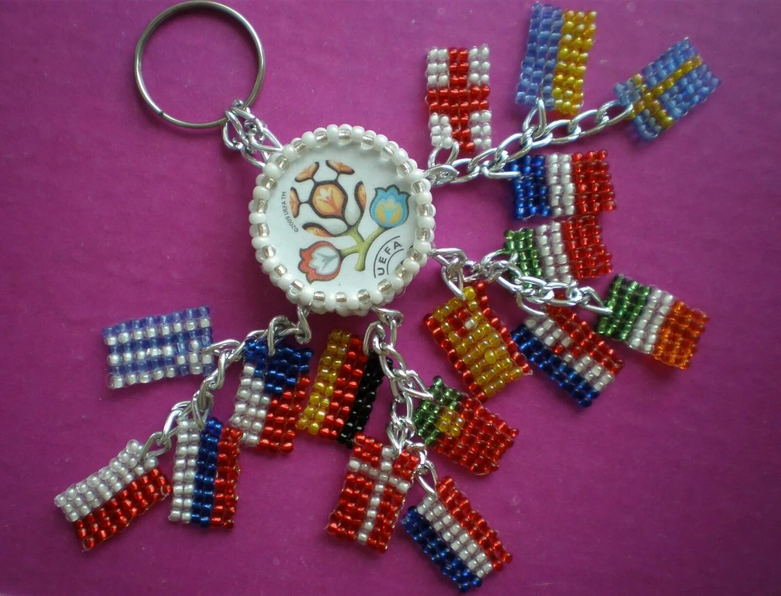 Брелки из мулине. Инструкция как сделать брелок. Брелок сердечко из бисера. Брелок из бисера на ключи. Брелок типография.