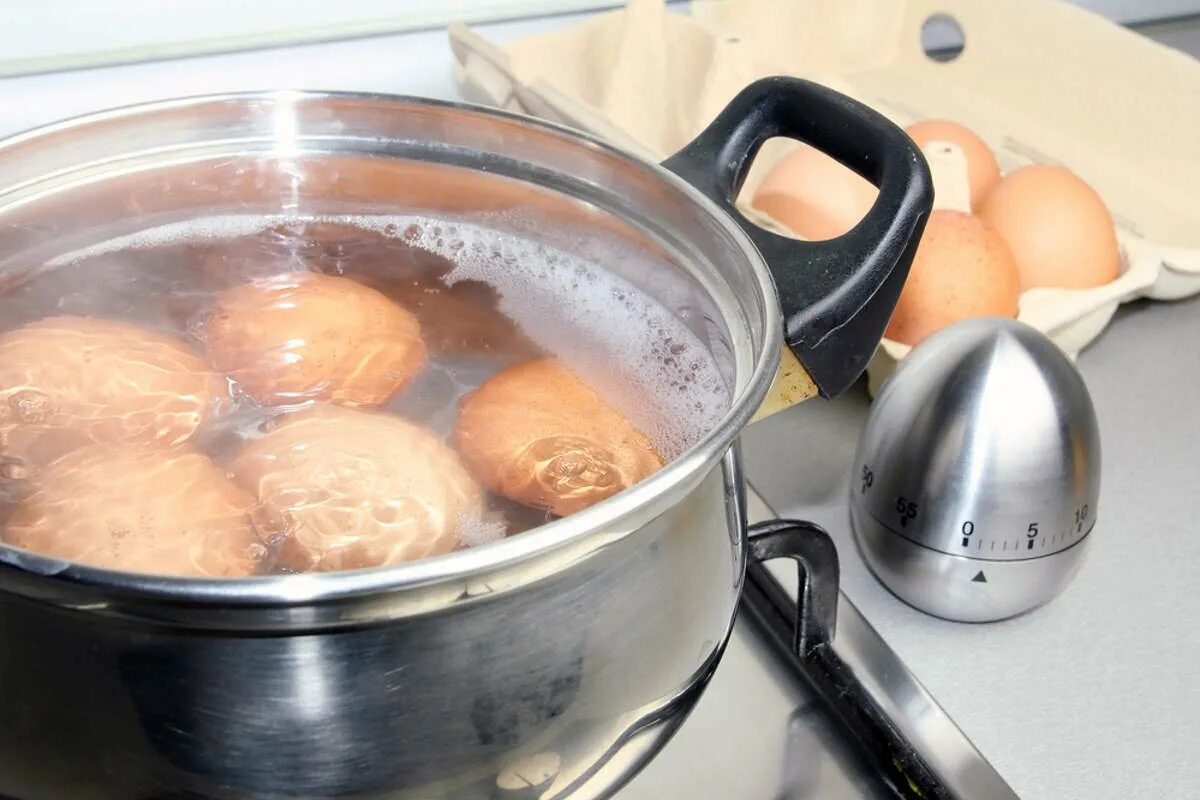 Сварятся ли яйца. Яйца в кастрюле. Яйца кипят в кастрюле. Кастрюлька с яйцами. Отварить лук в кастрюле с водой и дышать.