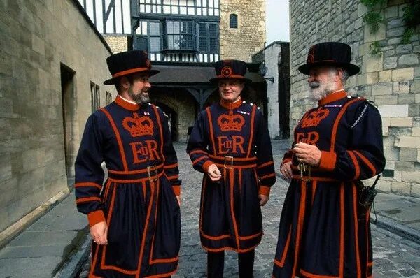 Бифитеры тауэра. Тауэр лондон бифитеры. Форма бифитеров. Yeoman warders перевод на русский. Yeoman warders перевод на русский.
