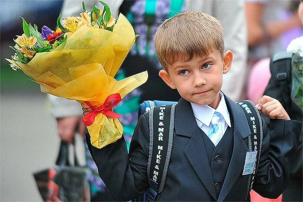 Мальчик пошел в первый класс. Первоклассник. Первоклашка мальчик. Мальчикипервоклассники. Фотосессия первоклассника.