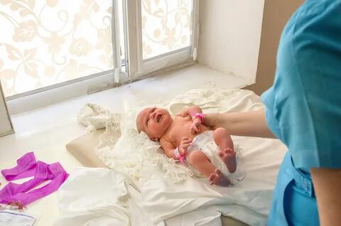 Новорожденные дети девочки уход