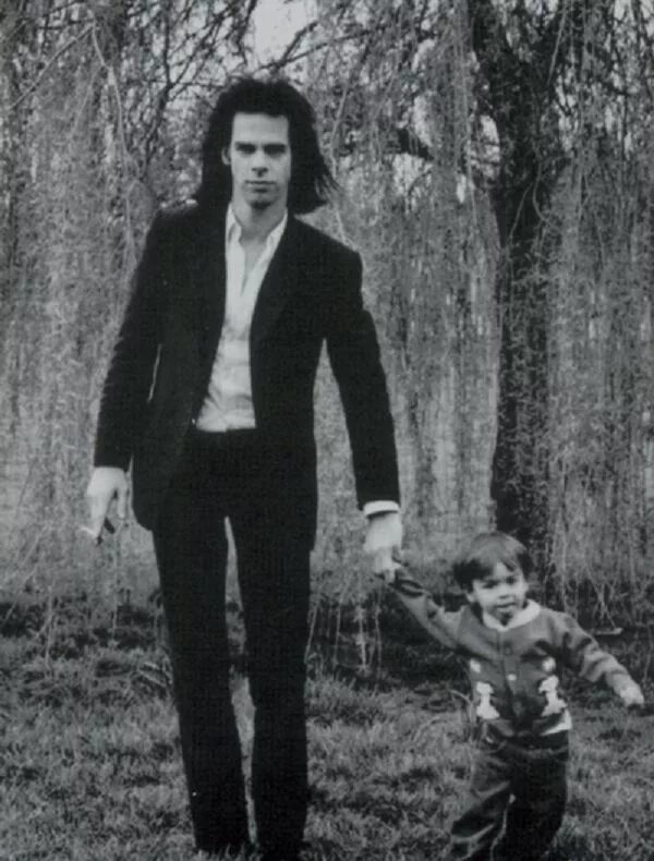 Nick son. Люк Кейв. Nick Cave дети. Ник Кейв сын люк. Ник Кейв в молодости.