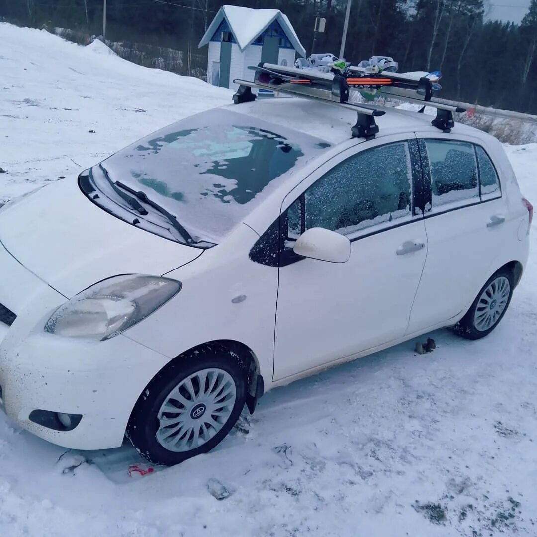 6311152230. Toyota yaris 2 track day. Toyota yaris багажник. Багажник на крышу тойота yaris. Багажник на крышу тойота ярис.