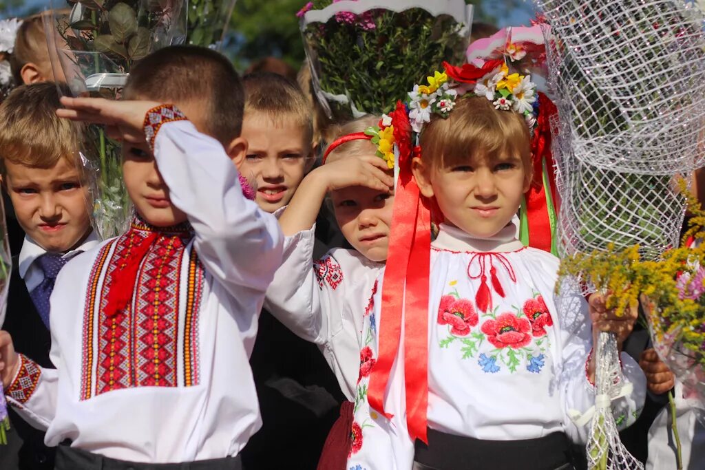 Фото детей украины. Украинские дети в вышиванках. Образование Украины. Украинские ученики. День знаний Украина.