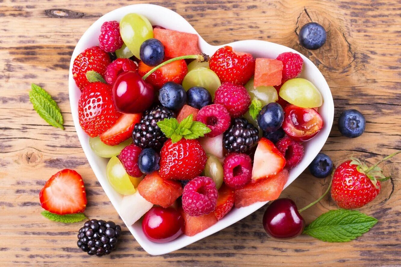 Фрукты и ягоды. Яркие фрукты. Летние фрукты. Сочная ягода. Тарелка с ягодами