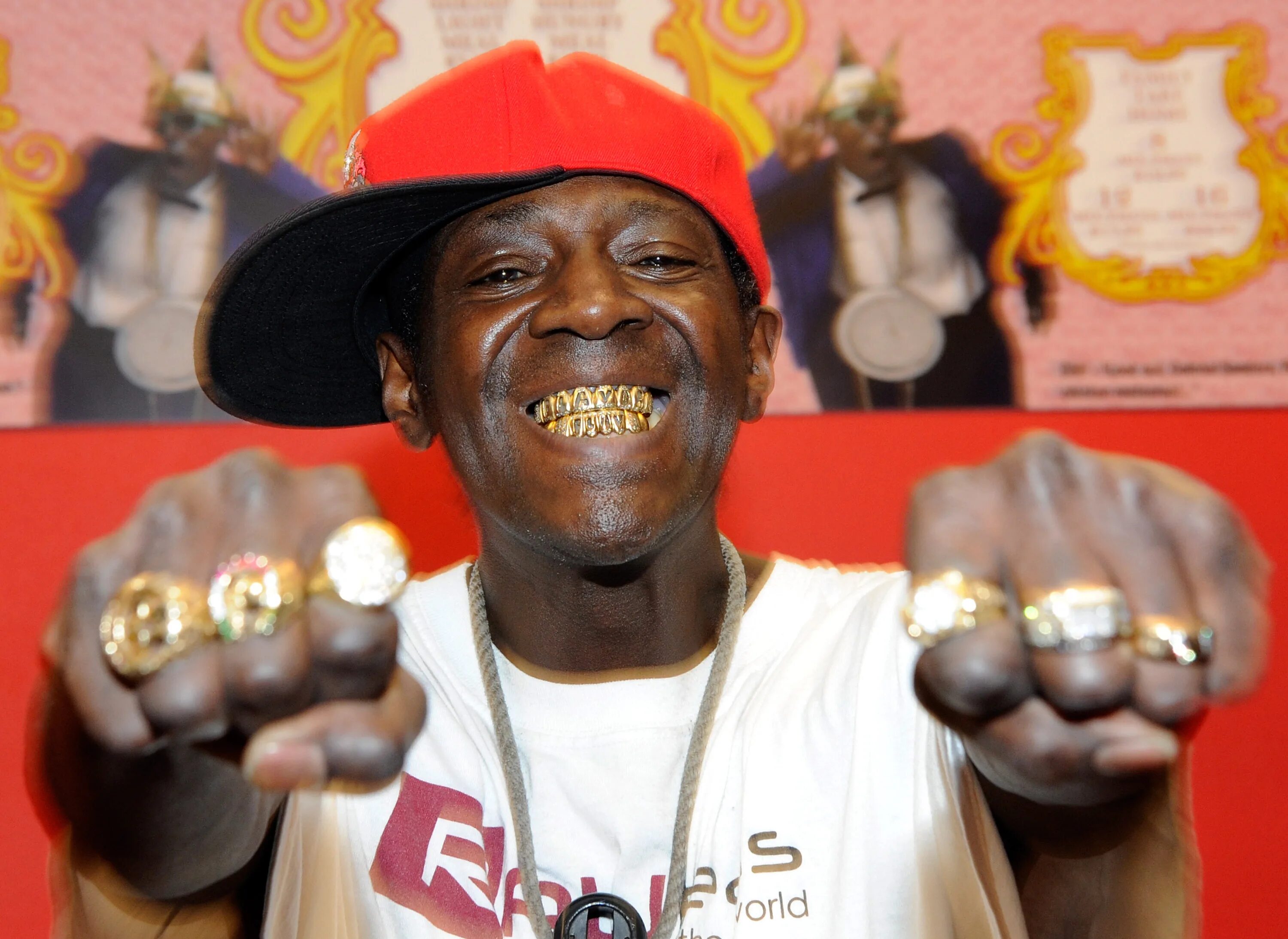 репер с золотыми зубами. репер с золотыми зубами. Quavo грилзы. репер с золотыми зубами. 50 cent грилзы.