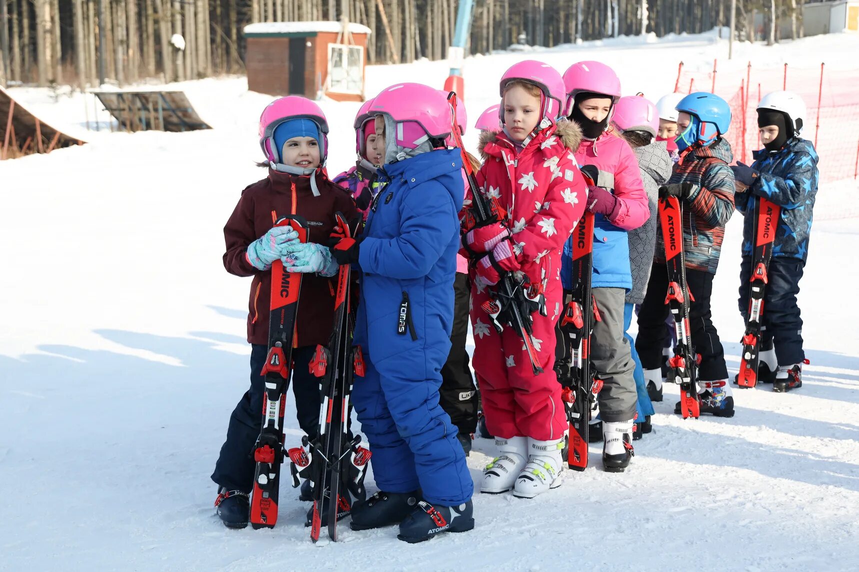 Лыжи ребенку в школу. Школа горнолыжного спорта. Лыжи в школе. Южно-Сахалинск катание на лыжах. Дети на лыжах в школе.