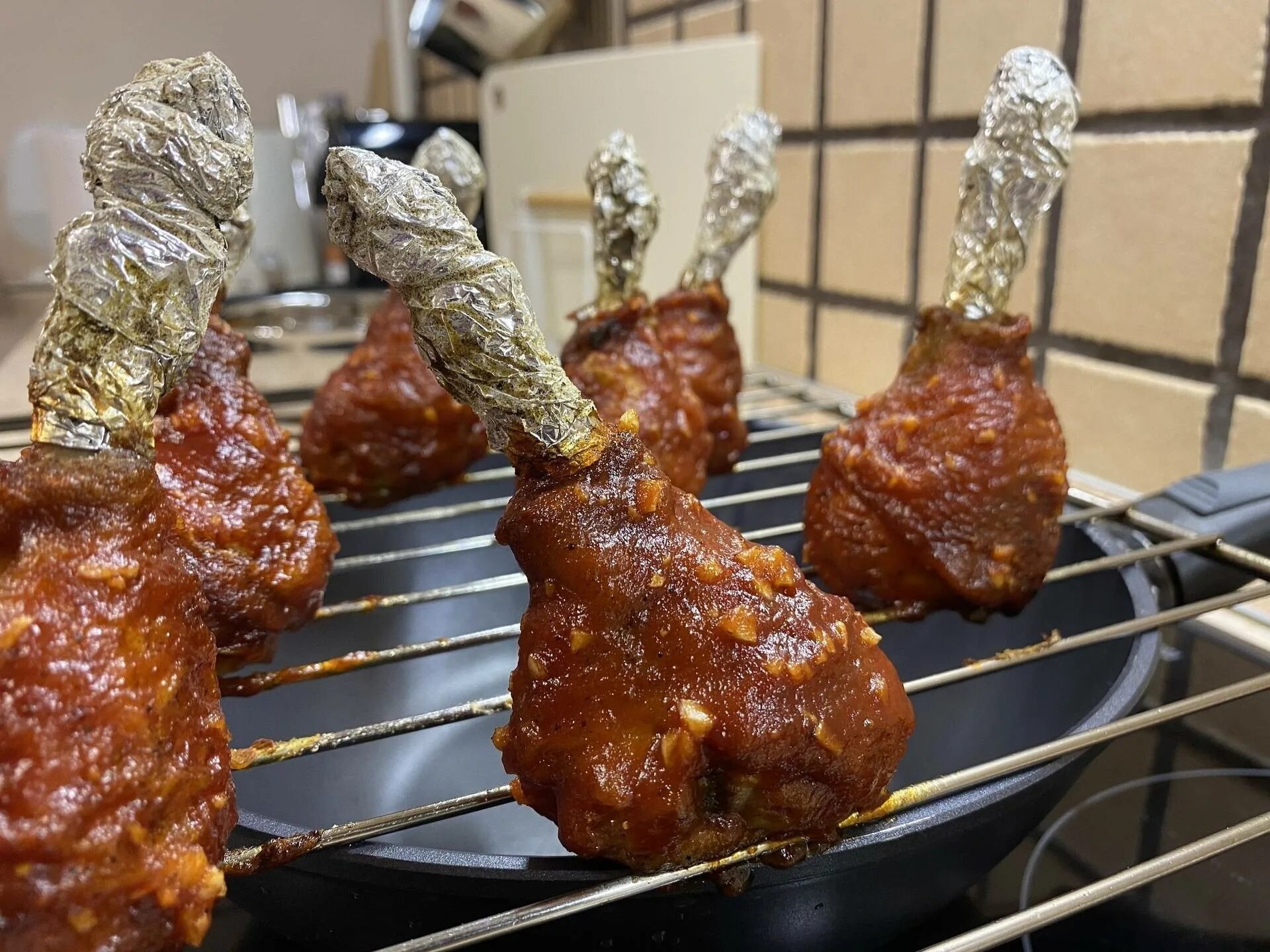 Куриные чупа из ножек рецепты. Глазированные куриные ножки. куриный чупа-чупс из голени. чупа-чупс из куриной голени на гриле. куриные чупа-чупсы из ножек на гриле.