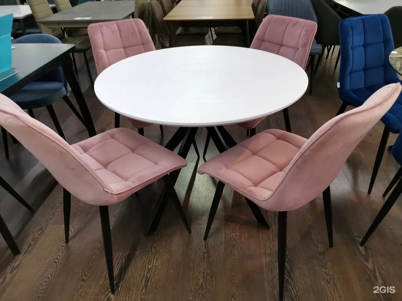 Три бобра стол. Стул обеденный розовый. Пудровые стулья для кухни со столом. Стулья велюр с круглым столом.