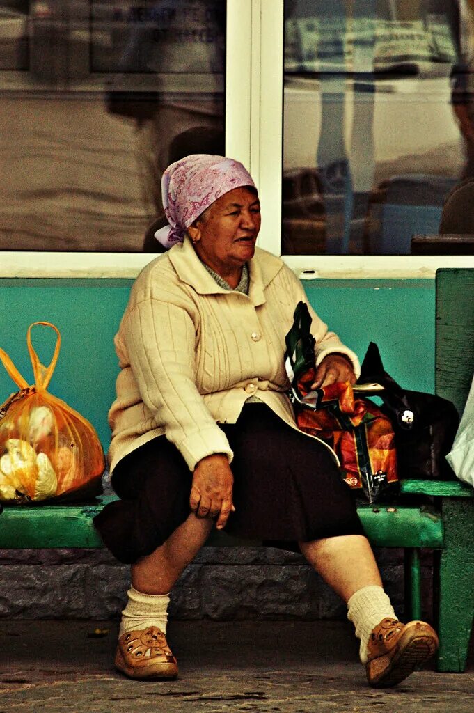 Остановитесь бабушки. Старушка на рынке. Бабушка на улице. Бабушка на остановке. Бабушка на рынке.