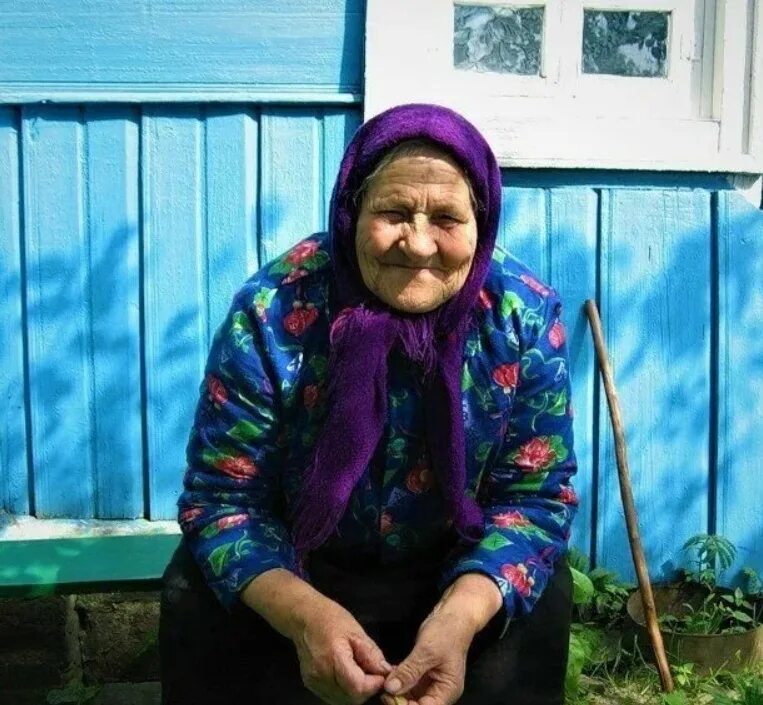 Деревенская старушка. Бабушка в деревне. Бабка в деревне. Старая бабушка в деревне. Бабушкина н д