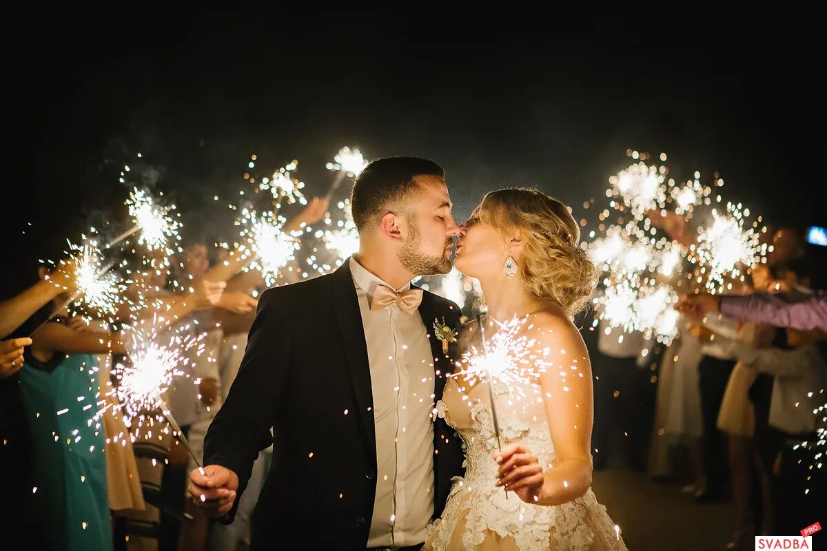 Первая ночь жениха и невесты. Бенгальские огни на свадьбе. Свадебный вечер. Свадебные фотографии. Жених и невеста