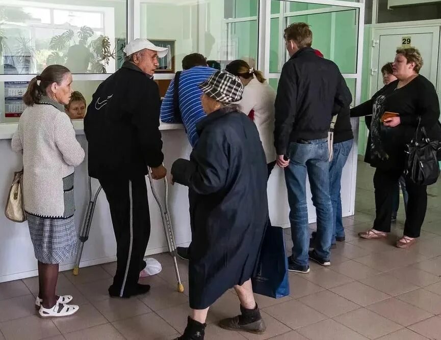 Многодетные в очереди в поликлинику. Пациенты в очереди. люди в очереди в поликлинике. очередь в поликлинике. пациенты в поликлинике.