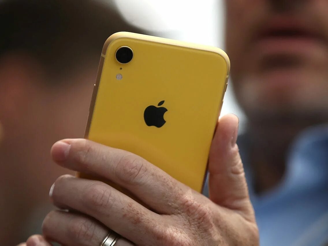 Желтый айфон. Айфон 13 желтый. Человек с айфоном желтой хр. Фото с жёлтым айфоном. Желтый айфон 13