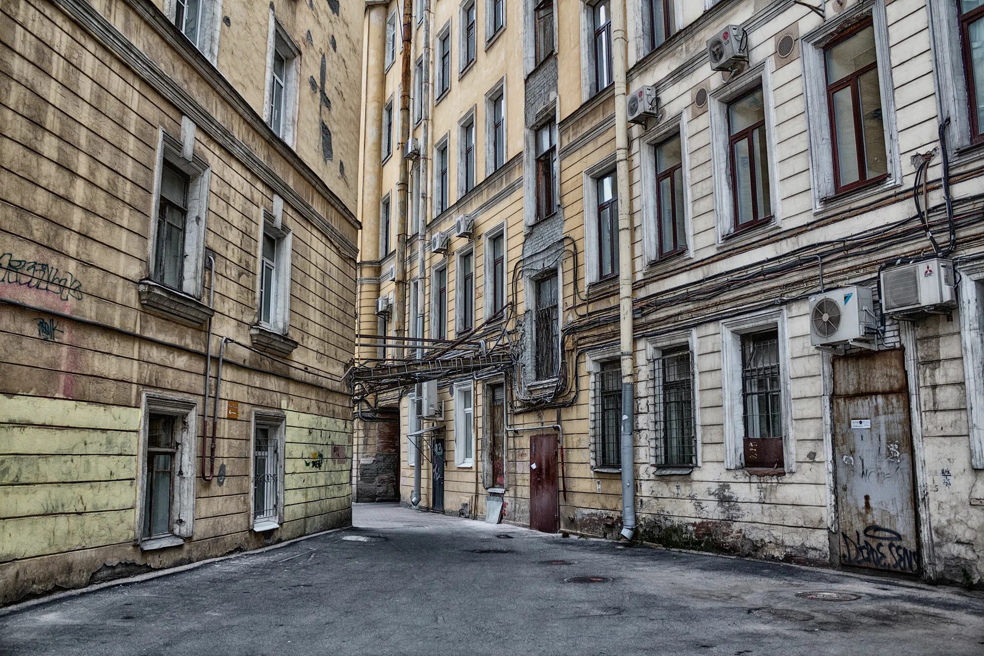 Петербургский дом отзывы. Моховая Санкт-Петербург двор. Двор ул Гривцова Санкт-Петербург. Дворы Петербурга Моховая. Двор Моховая 42 Санкт-Петербург.