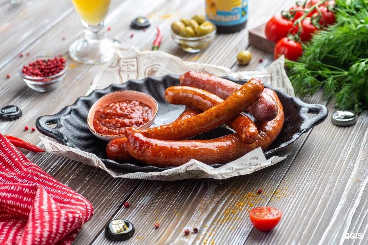 Две колбаски. Бельгийские колбаски. бельгийская кухня. популярные блюда бельгии.