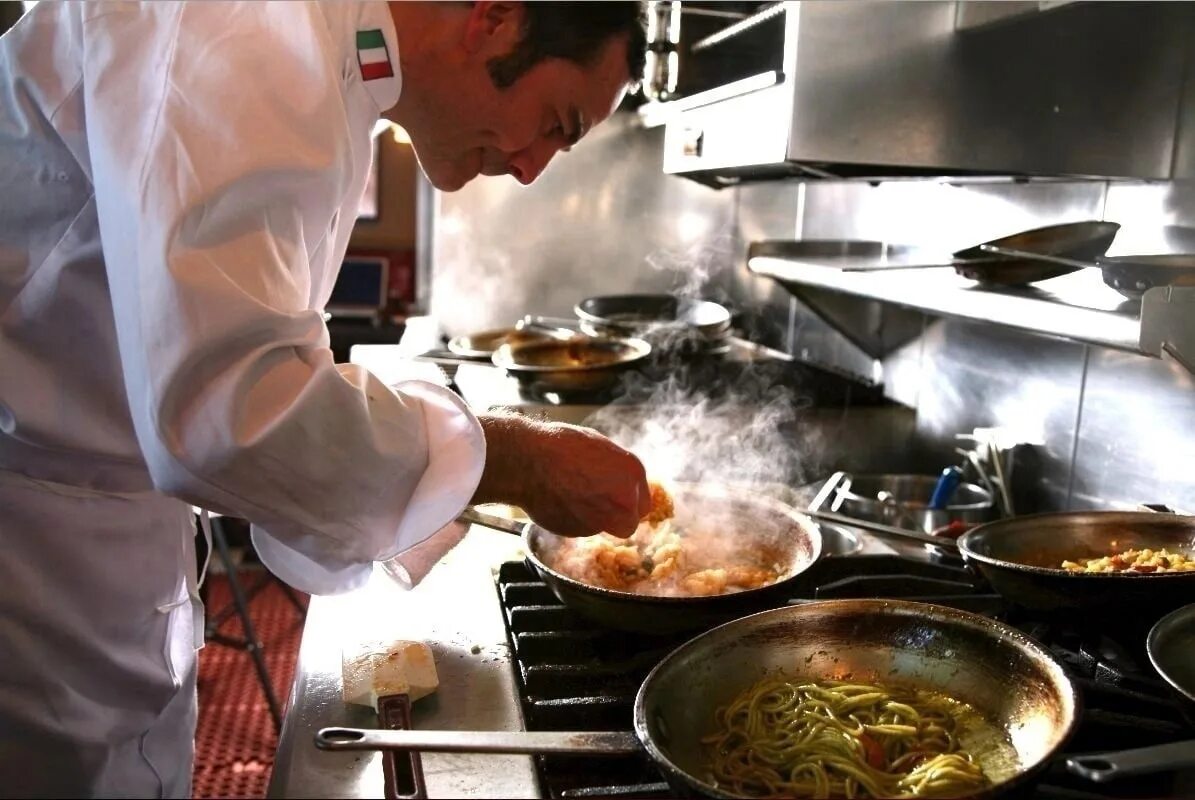 Повар столовая. В каком цехе готовят супы. Повар готовит. В каком цехе готовят сладкие супы. Кухня ресторана с поварами.