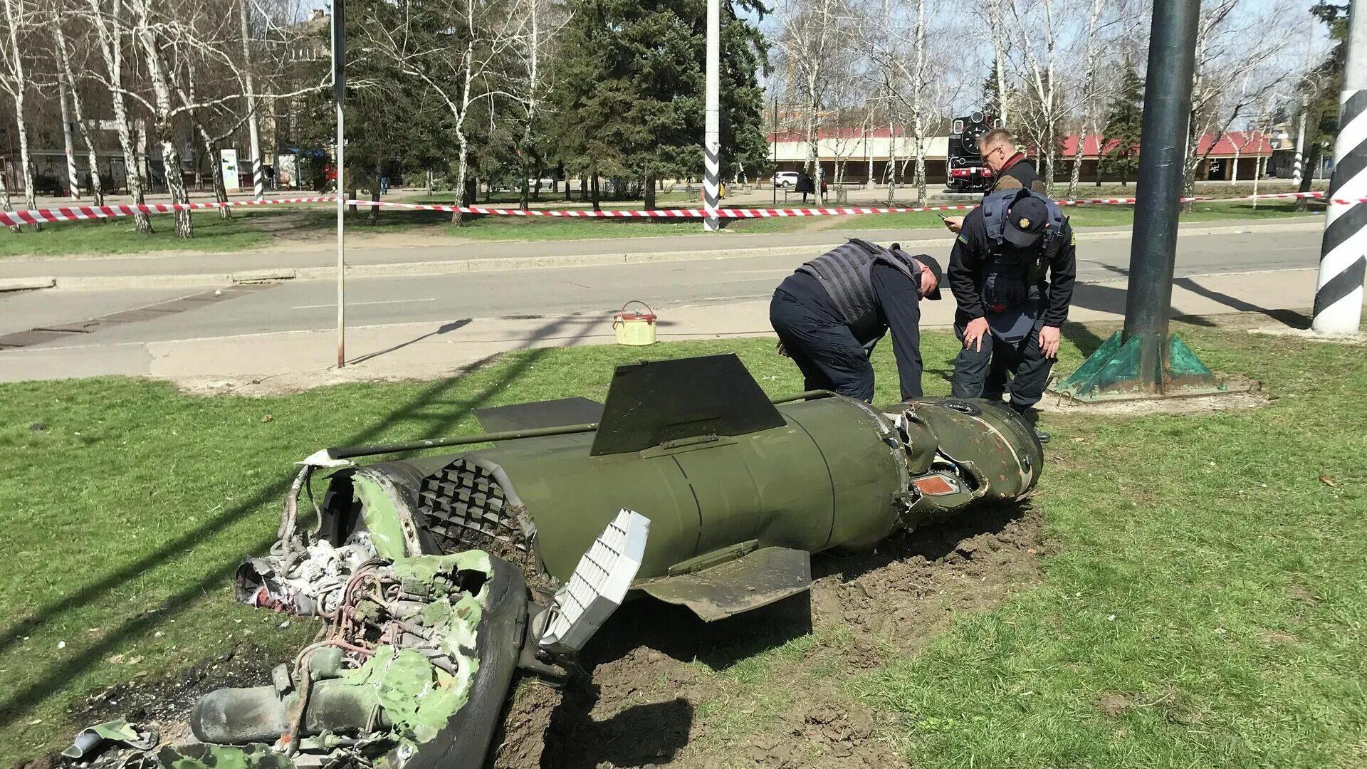 Украинцы ударили. Краматорск вокзал взрыв 2022. Краматорск вокзал ракета. Взрыв в Краматорске 2022. Краматорск ЖД вокзал ракета.