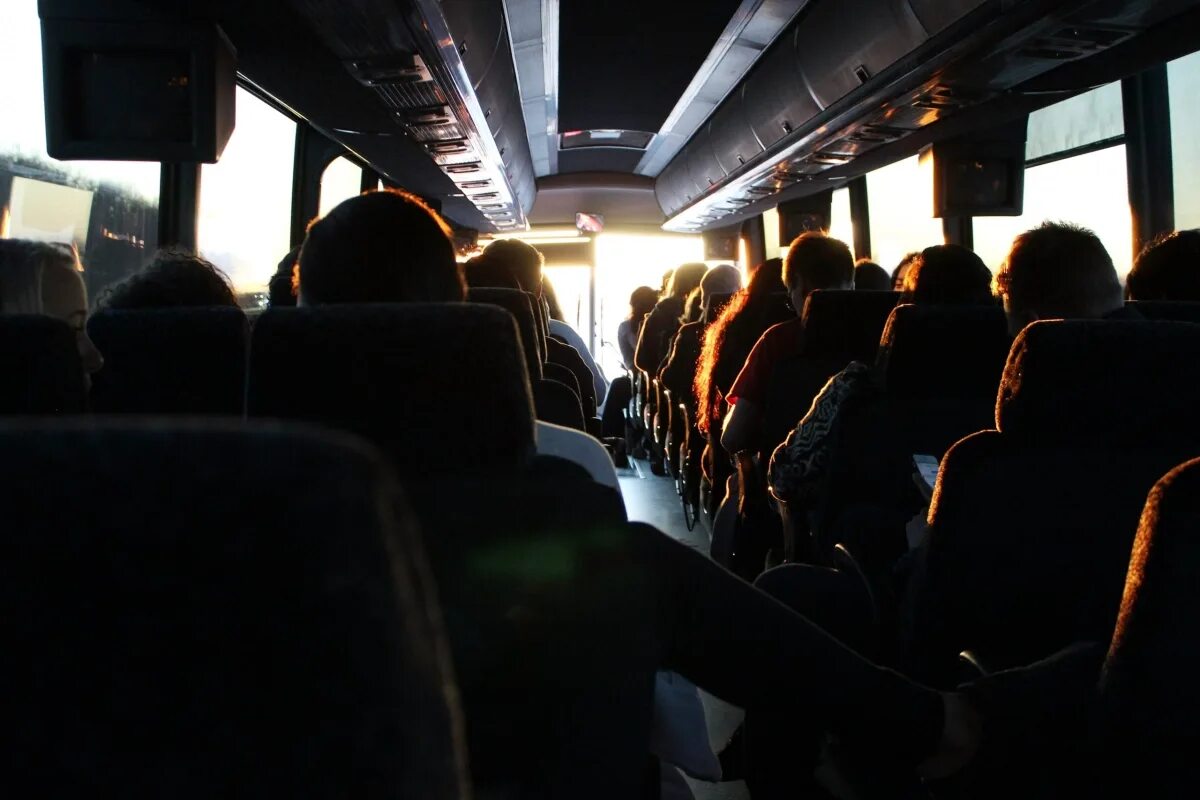 Пассажирский автобус. Автобус внутри с пассажирами. Автобус внутри с людьми. Салон автобуса с людьми.