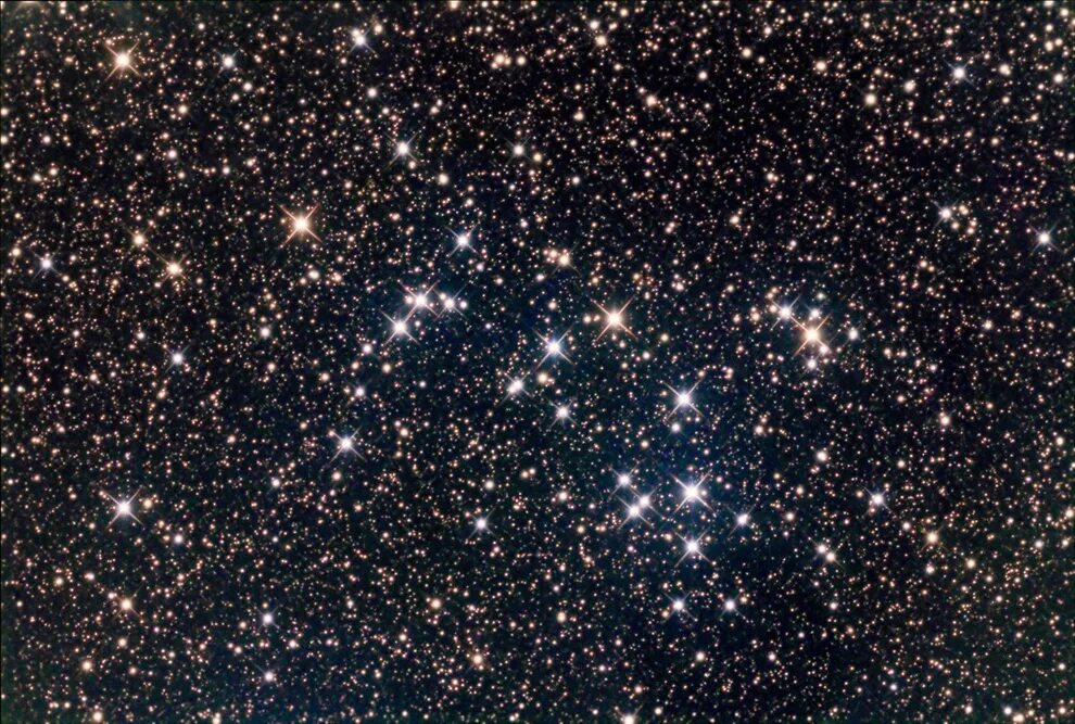 метеор звезда. звезда с неба. много звезд на небе много на земле. мессье м35. созвездие ориона в ночном небе.