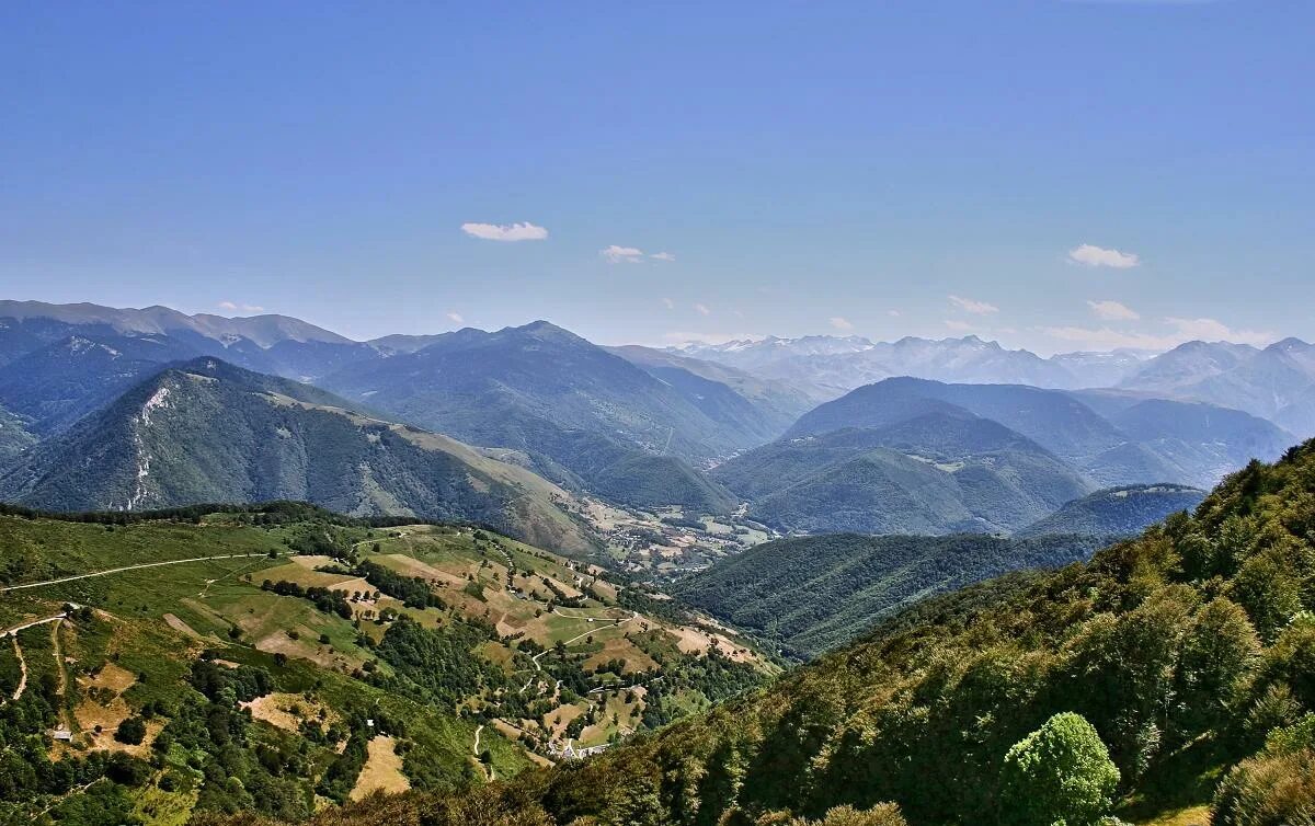 Горы являющиеся естественным. Горы Пиренеи Франция. Пиренеи Испания. Пиренейские горы Испания. Иберийские горы Испания.