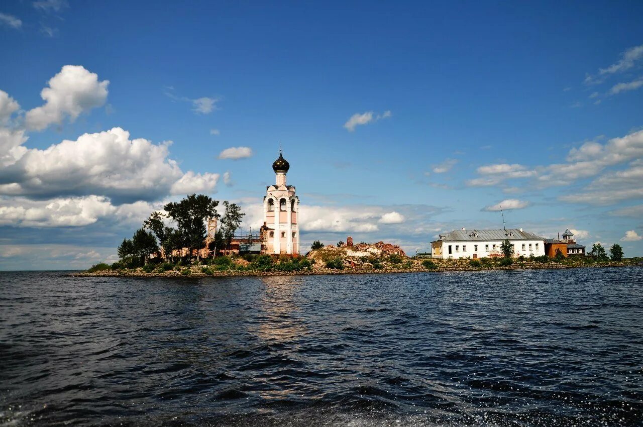 Погода кубенское озеро. Спасо-каменный монастырь на Кубенском озере. Спасо-каменный монастырь Вологда. «Спас каменный». Вологодская область, озеро Кубенское.. Остров спас каменный Вологодская.