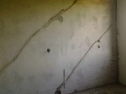 Щель в стене панельного дома