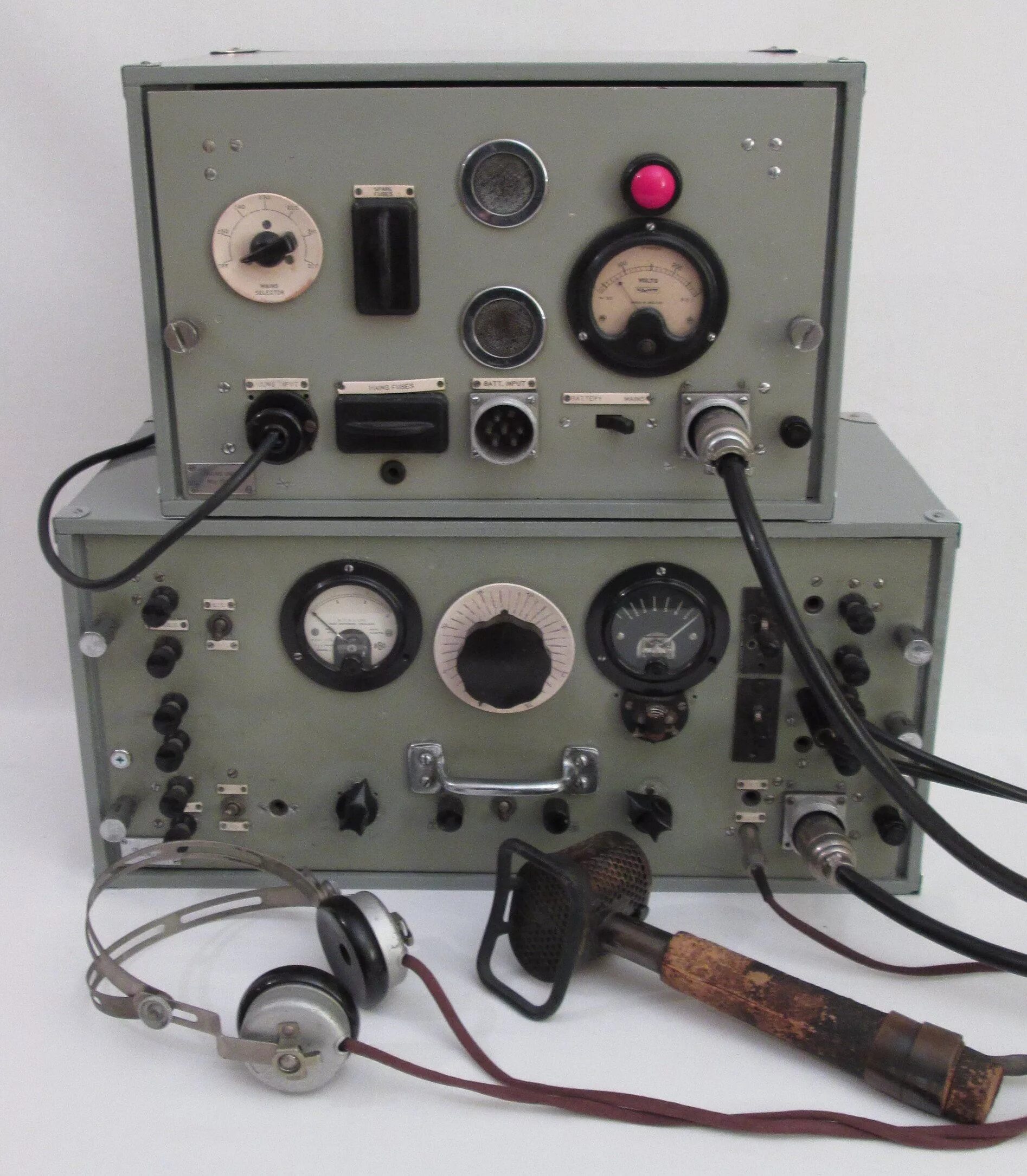 Военная радиостанция. Старая радиостанция. Армейский радиоприемник. Армейские радиостанции для радиолюбительства.