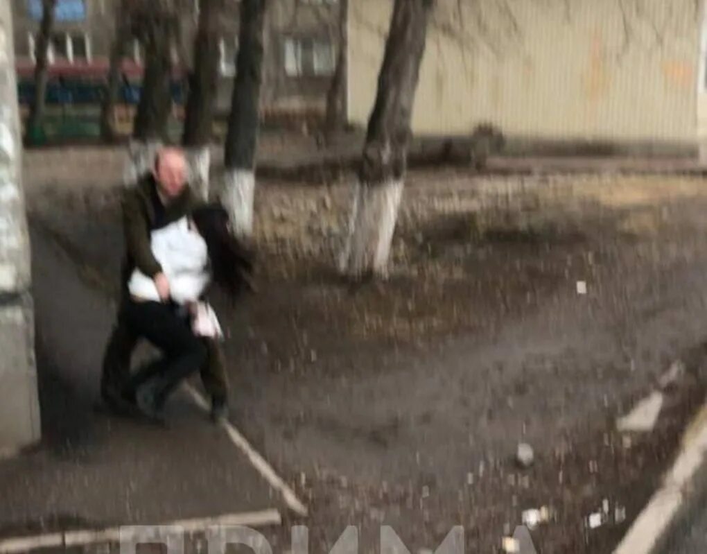 Нападение на девушку на улице. Нападение насильников. Нападение насильников. Мужчина набросился на девочку в лифте. Напал на девочку в подъезде.