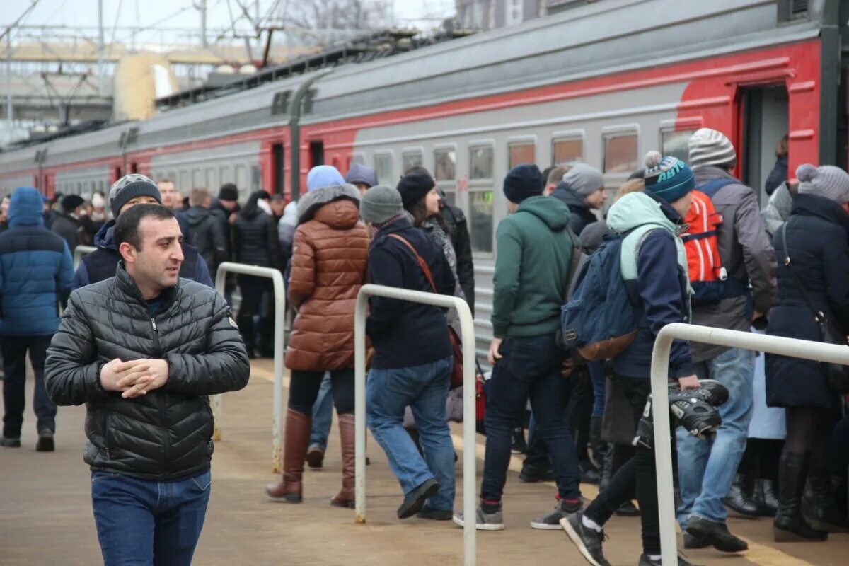 Электричка прочь. Безбилетники в электричках. очередь в поезд. очереди на электричку. зайцы в электричках.