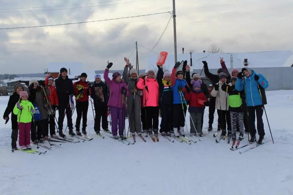 между турбазой и поселком проложена лыжня почтальон