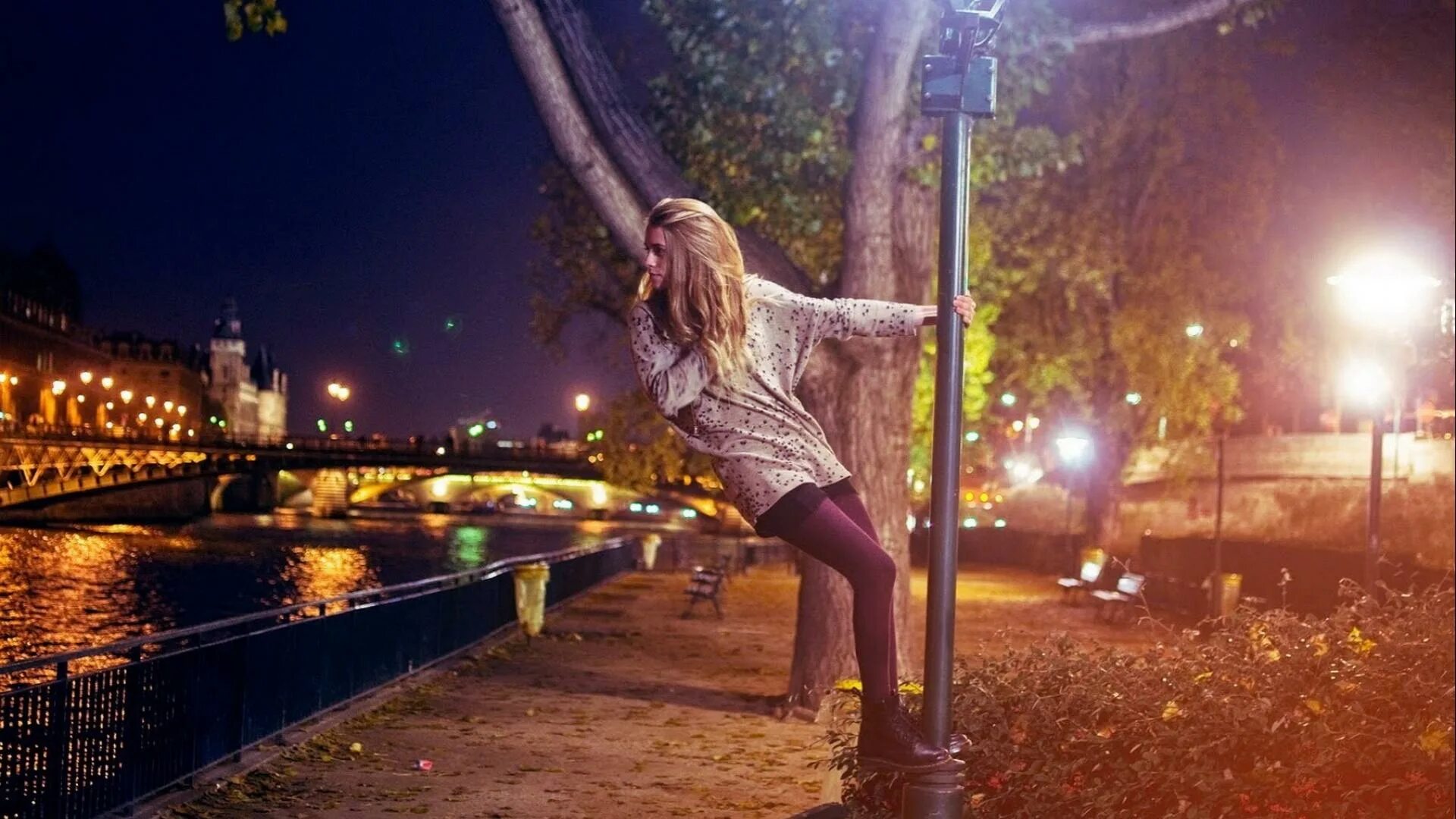 Мартин кюн блондинка. Девушка. Девушка в ночном городе. Девушка и ночной город. Софи найт модель.