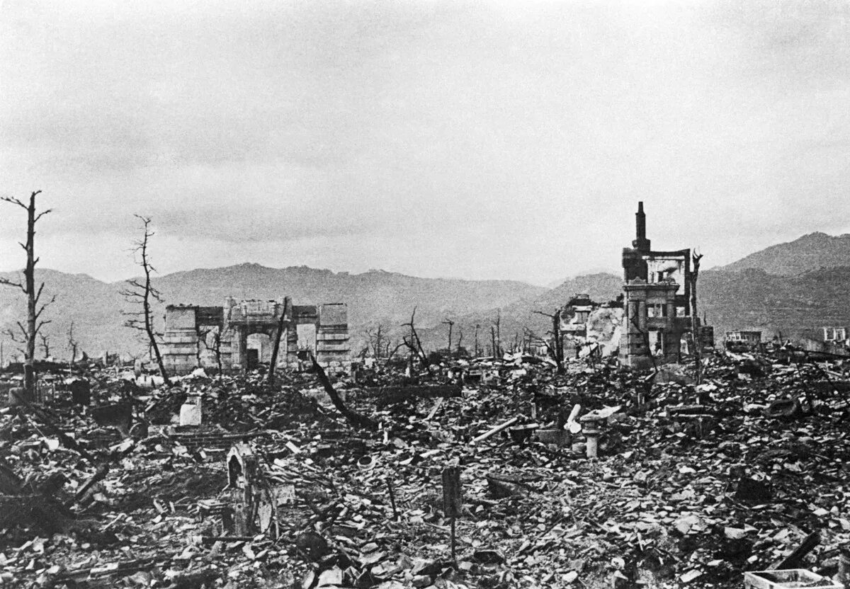 Нагасаки после ядерного взрыва. Япония 1945 Хиросима и Нагасаки. Бомбардировка Хиросимы и Нагасаки. Ядерная бомбардировка Хиросимы и Нагасаки.