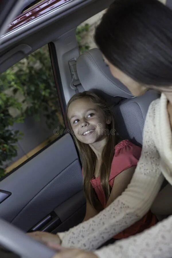 Virgin daughters. Девушка мама в машине. Sitting in the Front Seat of the car. Daughter in backseat of car. Девочка 6ти лет в машине с мамой.