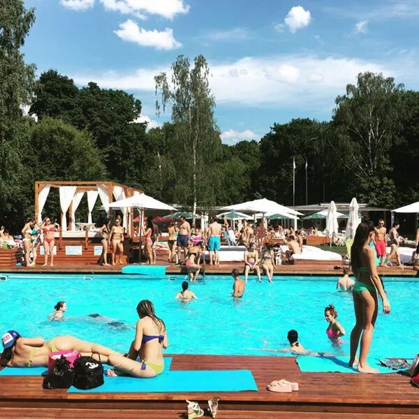 Бассейн в парке. Открытый бассейн в сокольниках. Вднх бассейн пляж. Бассейн в парке сокольники. Платный пляж в москве с бассейном.
