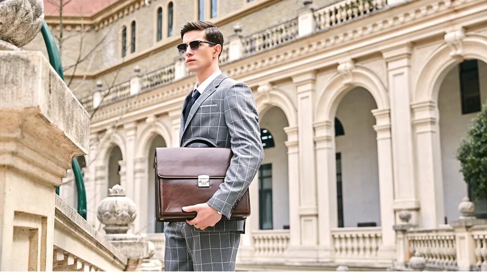 Кларк кент. Глеб скобелкин киров. Детектив с биноклем. Атрибут интеллигента помимо очков и портфеля. Мужчина в костюме.