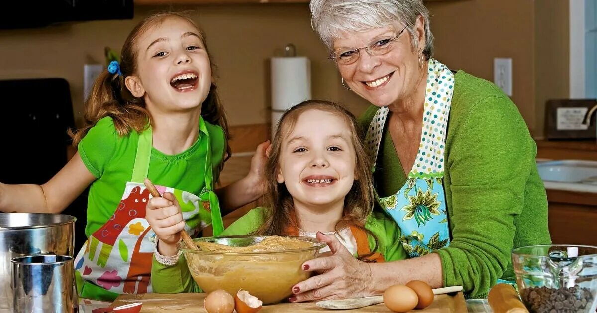 Бабушка с внуками. Бабушка с пирожками. У бабушки пироги с внуками. Бабушка печет пироги. Видео про внучка