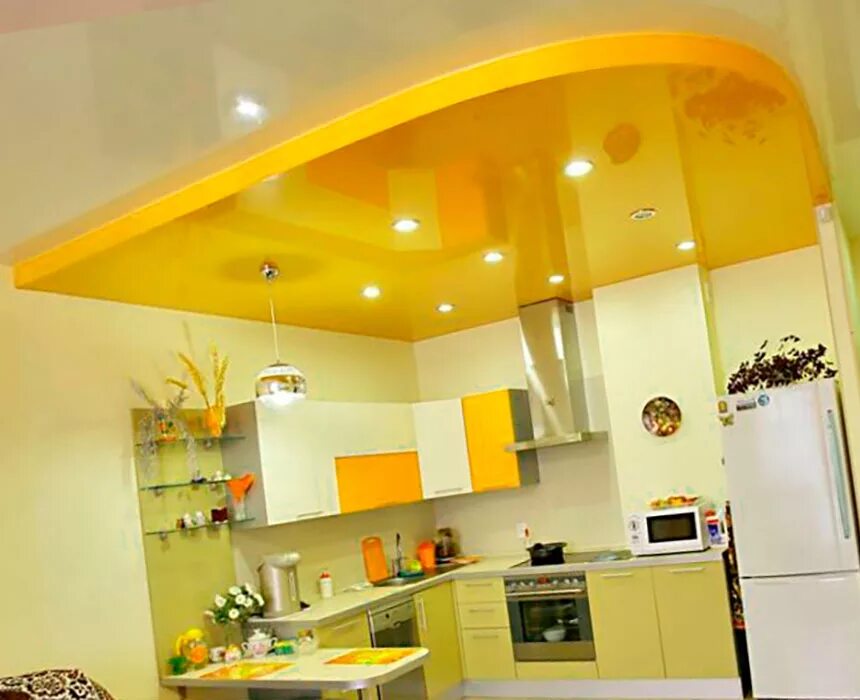 Глянцевый потолок на кухне. Недорогой потолок на кухню. Отделка кухни в частном доме. Подвесной потолок на кухне. Подвесной потолок на кухне.