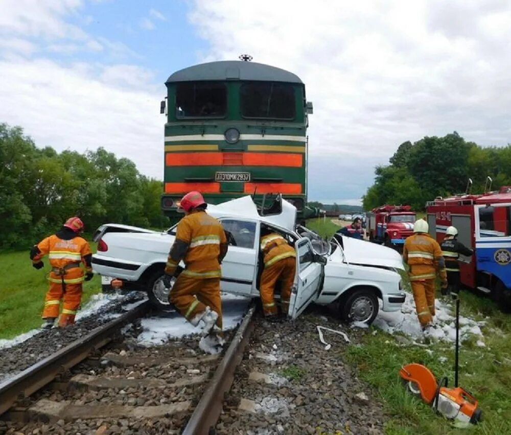 Оварийи нажелезнодорожном пириезде. Столкновения на переездах. Столкновения на переездах. Столкновения на переездах. Аварии нв железной дороги.