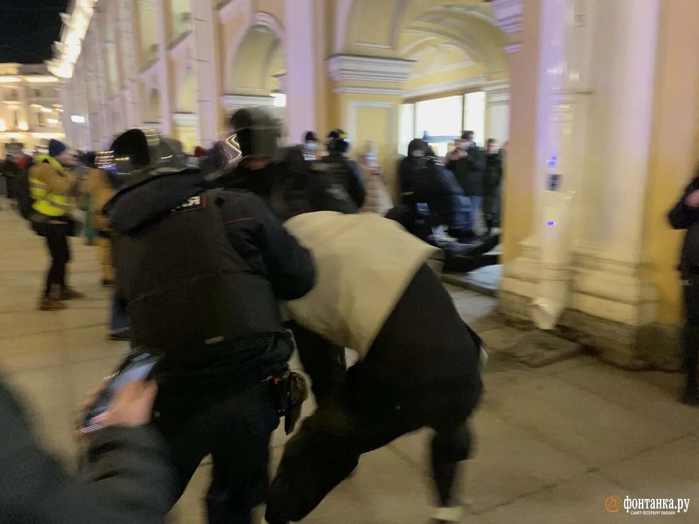 Фонтанка протесты в СПБ. Задержанные на митинге в СПБ. Задержание на митинге в Москве. Миру мир арест