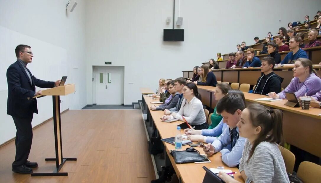 Какие преподаватели в университете. Преподаватель вуза. преподавание в вузе. лекция в университете. преподаватель в институте.