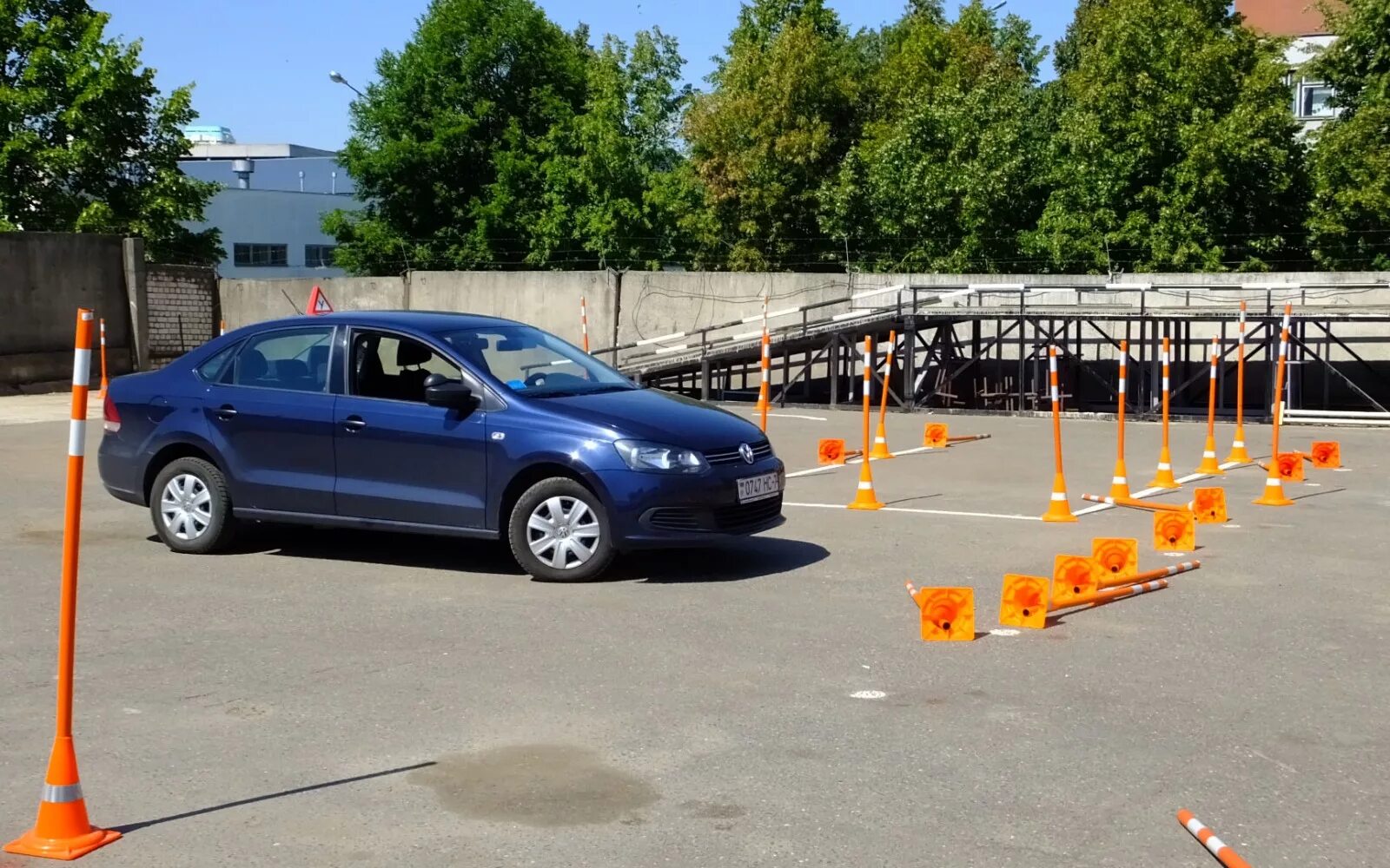 Вождения автошкола минск. Учебная езда на автодроме. Эстакада для авто в автошколе. Эстакада на автодроме. Автошкола город.